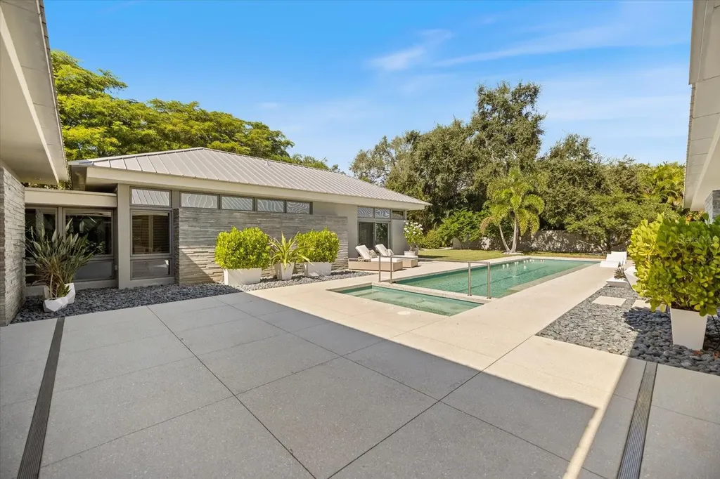 1739 Cherokee Drive Sarasota FL 34239