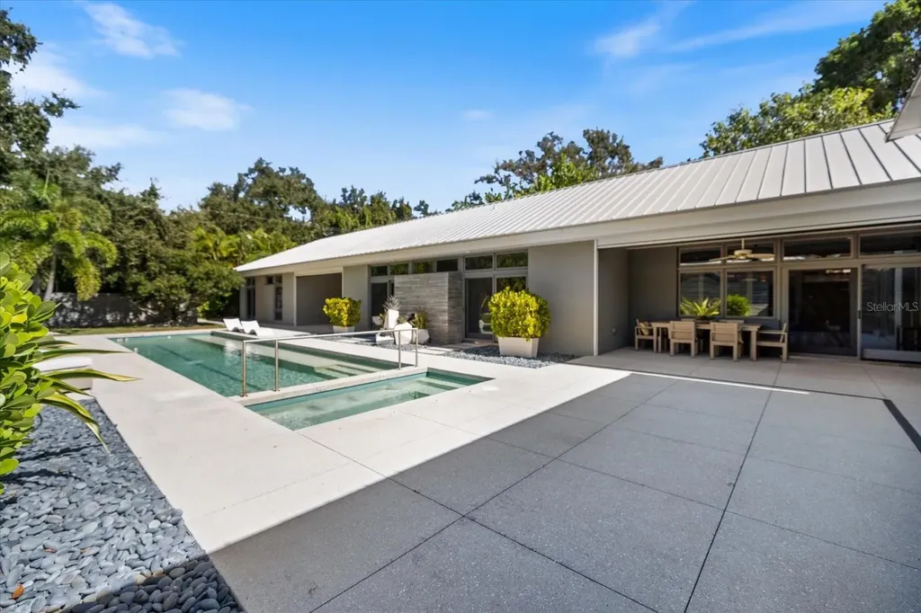 1739 Cherokee Drive Sarasota FL 34239