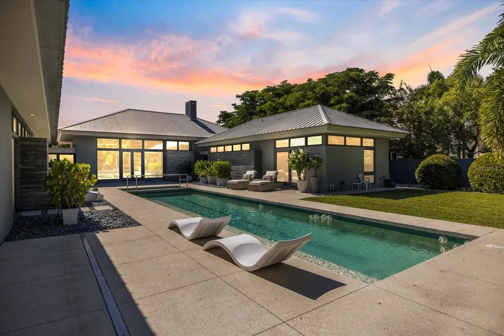 1739 Cherokee Drive Sarasota FL 34239