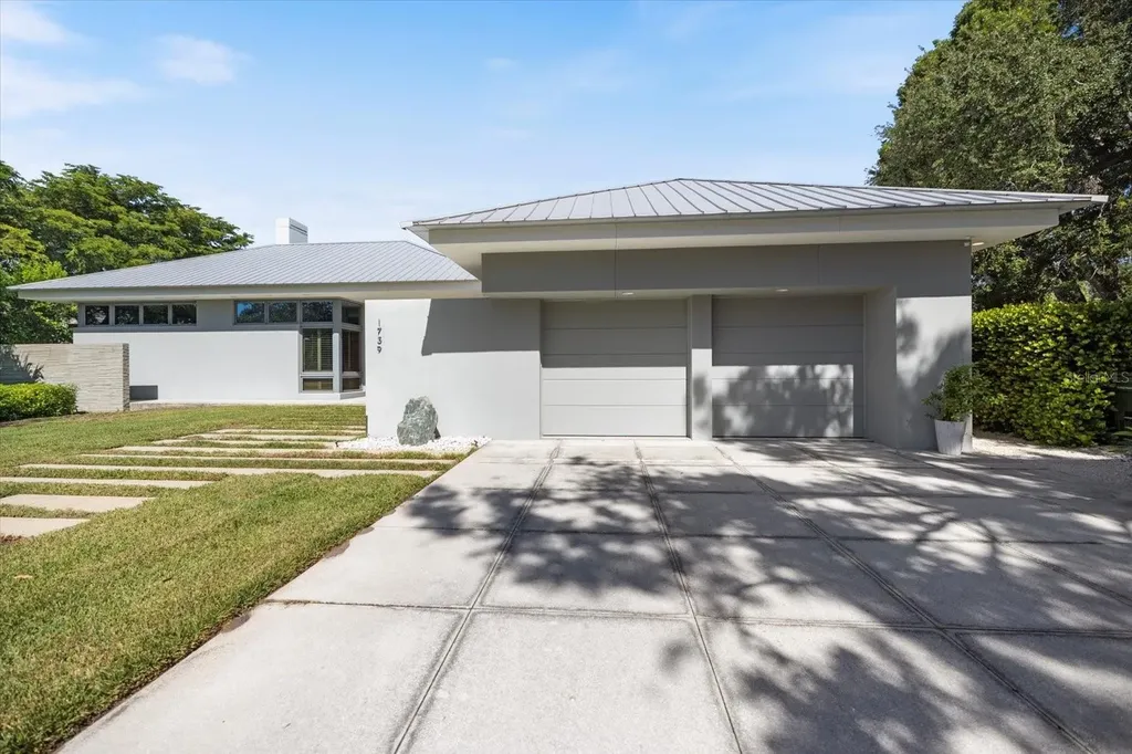 1739 Cherokee Drive Sarasota FL 34239