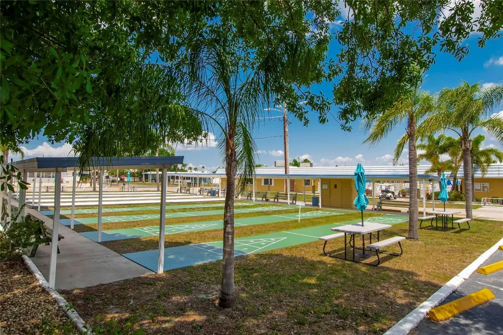 209 N Saint Thomas Circle Apollo Beach FL 33572