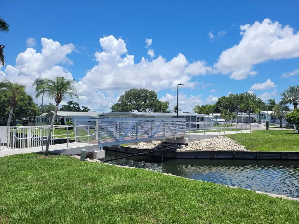 305 Oakwood Boulevard E Sarasota FL 34237