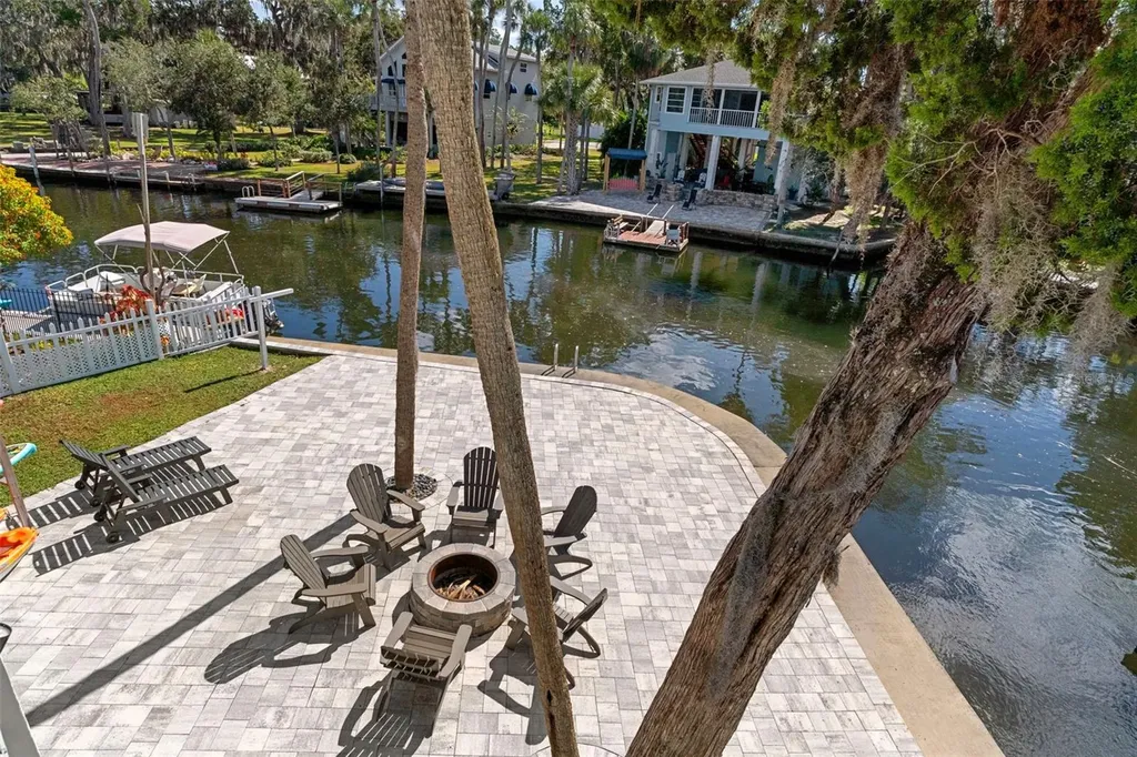 5272 Tropical Point Weeki Wachee FL 34607