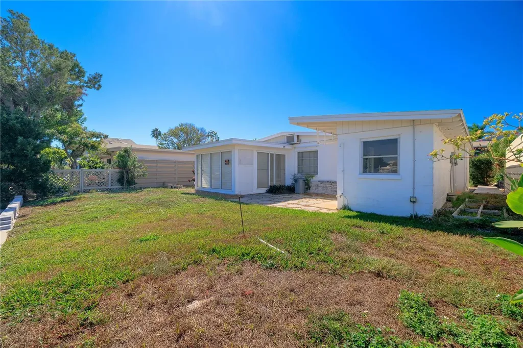 17611 1st Street E Redington Shores FL 33708