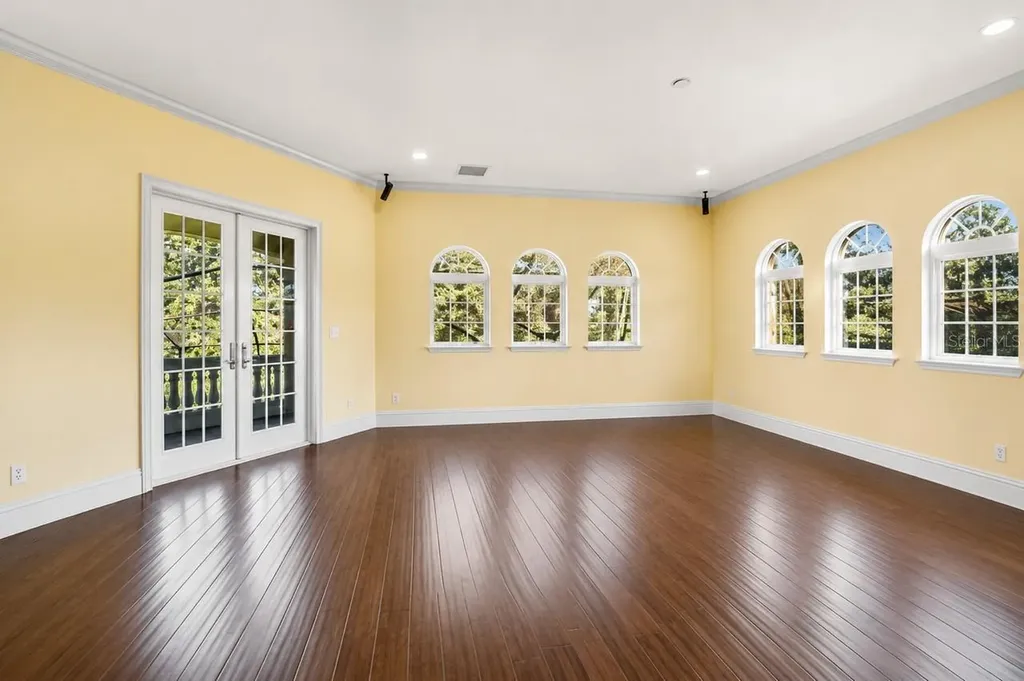 911 Jungle Avenue N St Petersburg FL 33710
