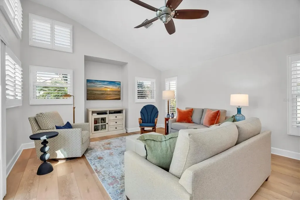 18 Jefferson Court S St Petersburg FL 33711