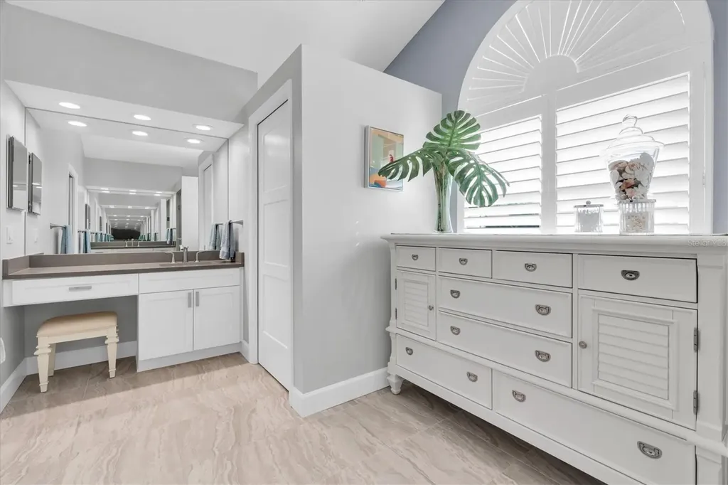 18 Jefferson Court S St Petersburg FL 33711