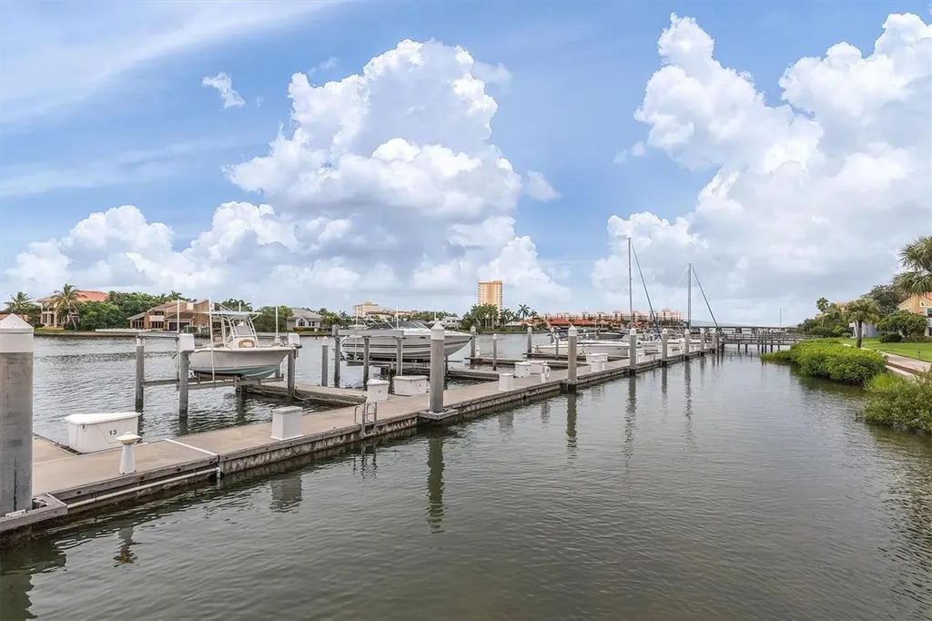 18 Jefferson Court S St Petersburg FL 33711