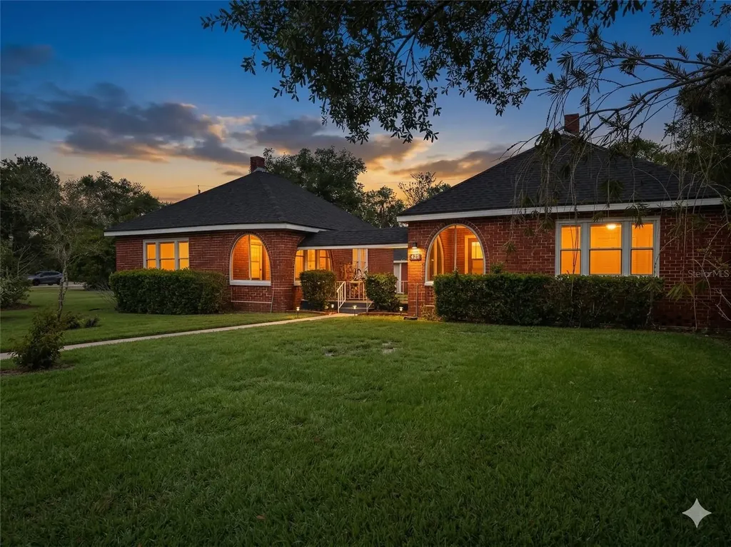 425 E Sessoms Avenue Lake Wales FL 33853