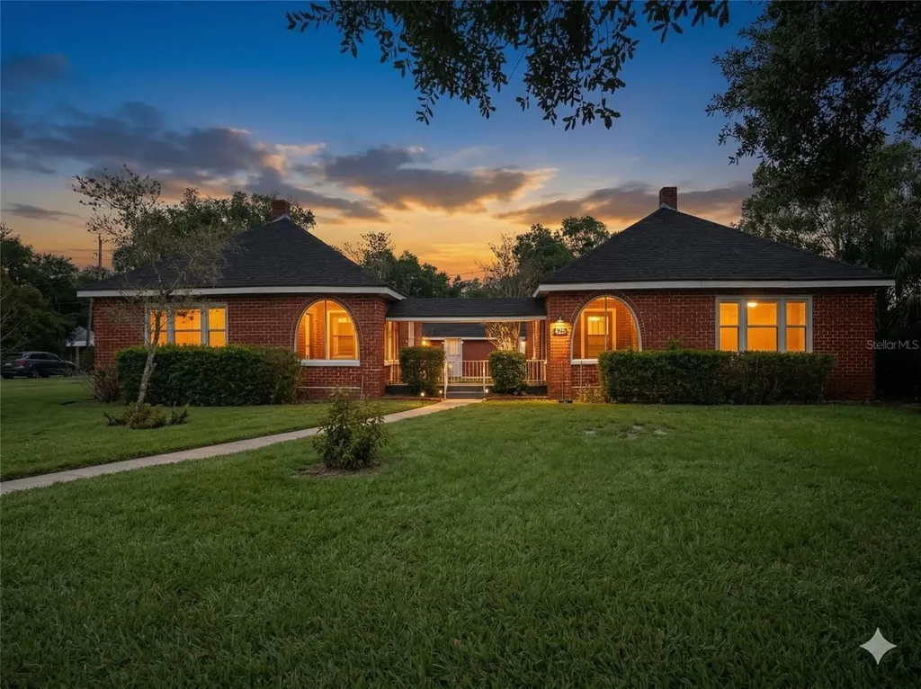 425 E Sessoms Avenue Lake Wales FL 33853