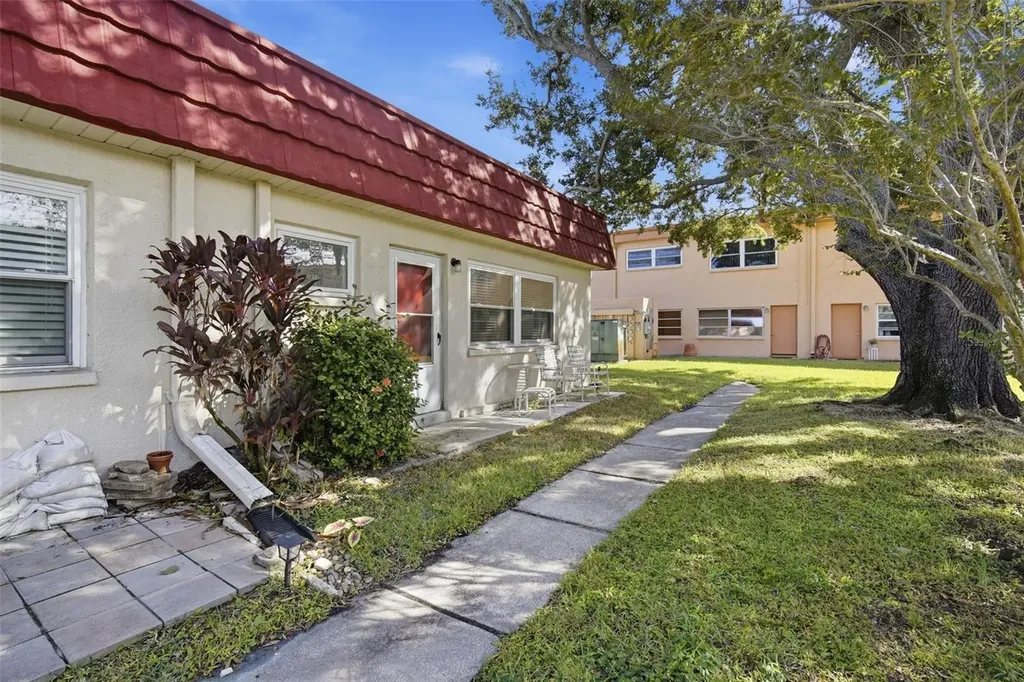 5865 37th Avenue N St Petersburg FL 33710