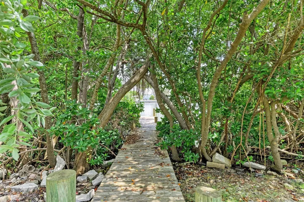 136 Crescent Drive Anna Maria FL 34216