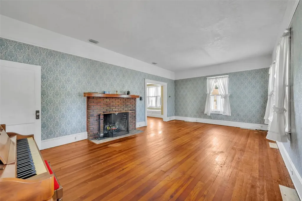 207 N Perkins Street Leesburg FL 34748