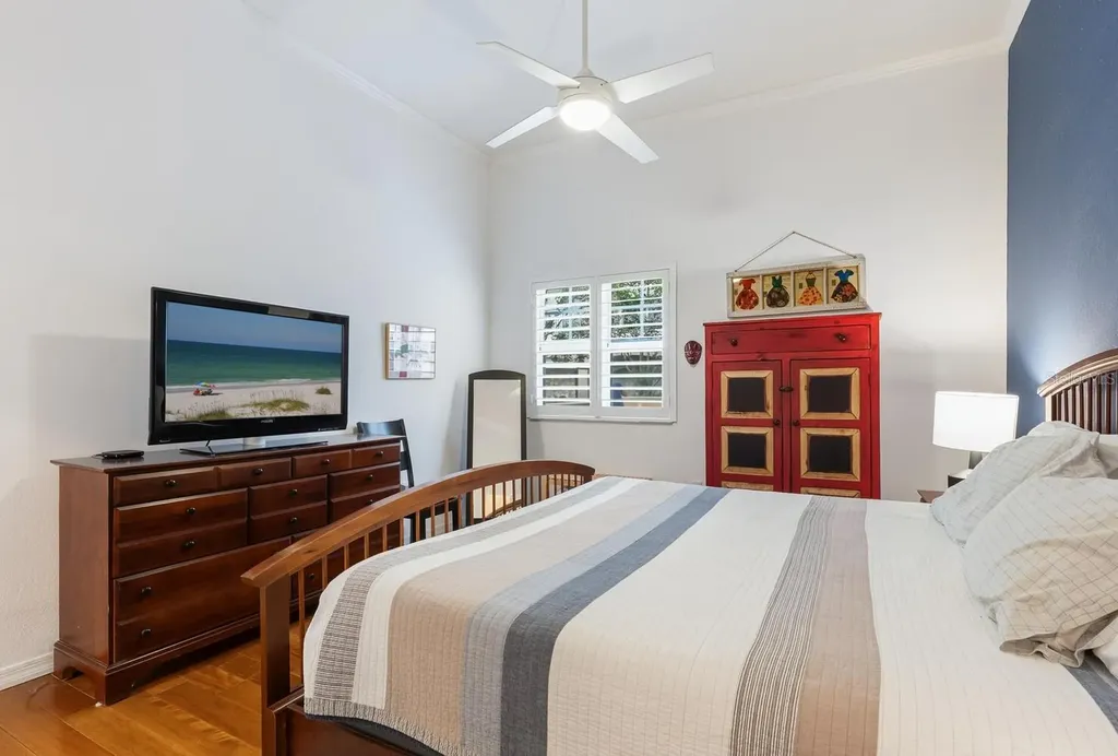 1064 N Tamiami Trail Sarasota FL 34236