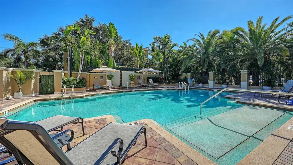 1064 N Tamiami Trail Sarasota FL 34236