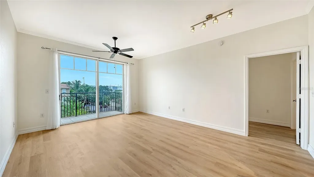 1064 N Tamiami Trail Sarasota FL 34236