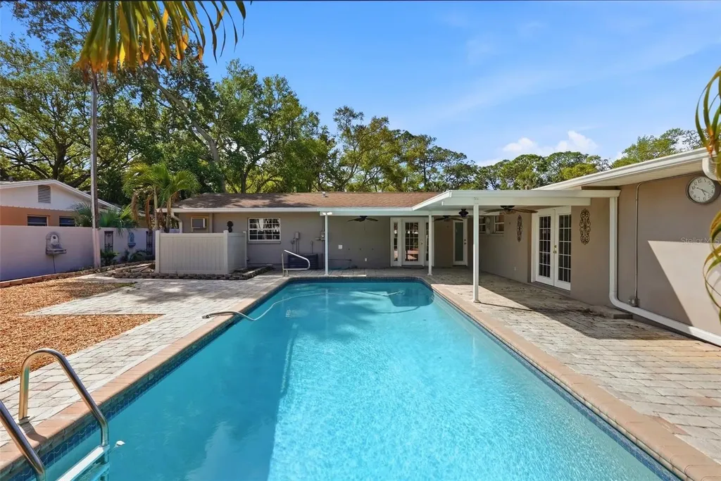 8235 39th Avenue N St Petersburg FL 33709