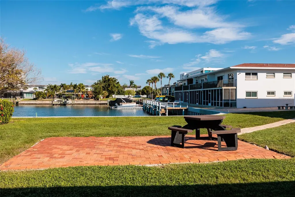 3789 46th Avenue S St Petersburg FL 33711