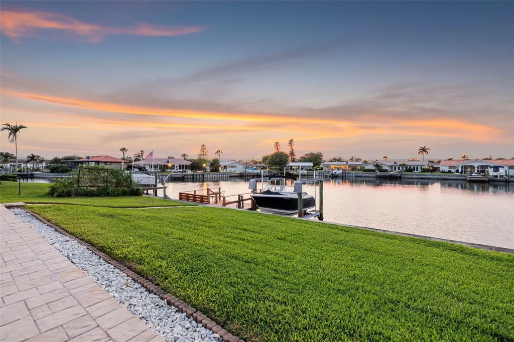 4712 Overlook Drive NE St Petersburg FL 33703