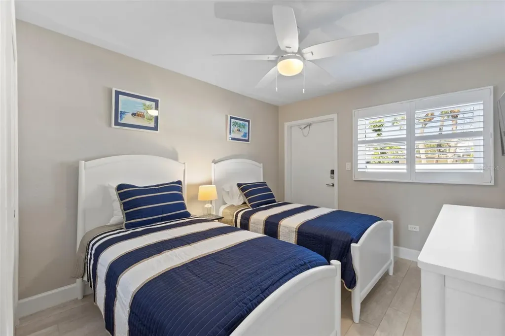 137 Avenida Messina Sarasota FL 34242