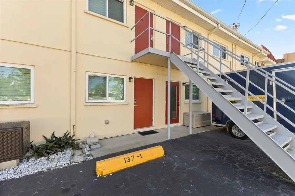 137 Avenida Messina Sarasota FL 34242