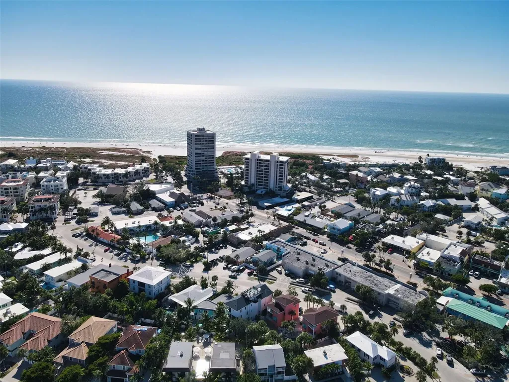 137 Avenida Messina Sarasota FL 34242