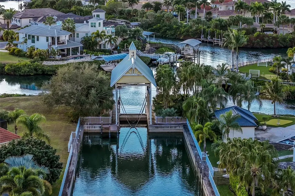 525 Mast Drive Bradenton FL 34208