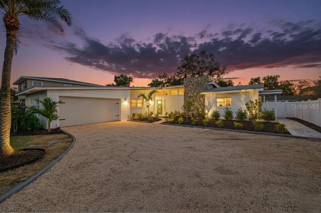 4241 Narvarez Way S St Petersburg FL 33712