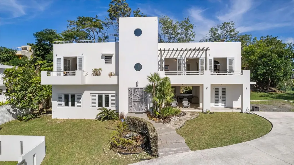 317 Extension Los Robles Rincon PR 00677