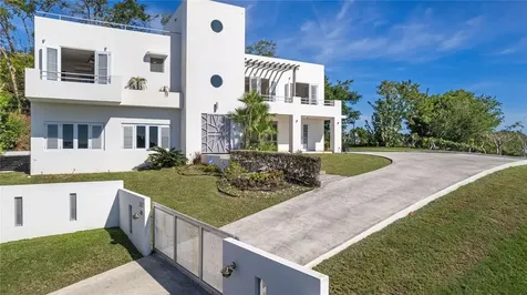 317 Extension Los Robles Rincon PR 00677