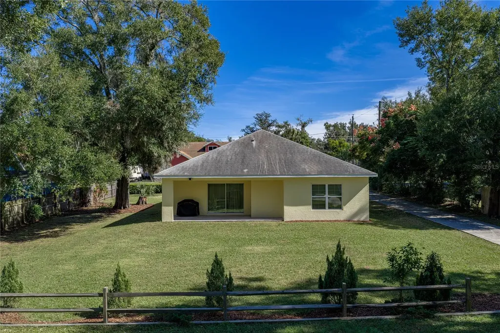 13907 9th Street Dade City FL 33525