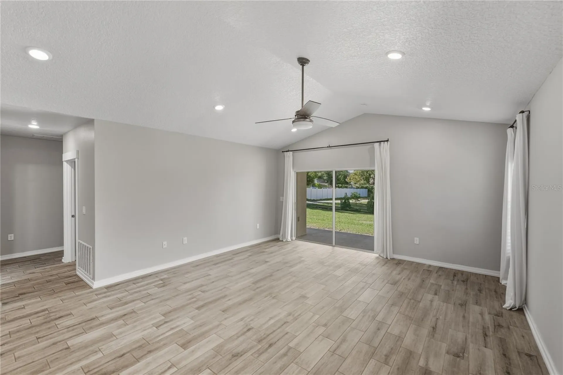 13907 9th Street Dade City FL 33525
