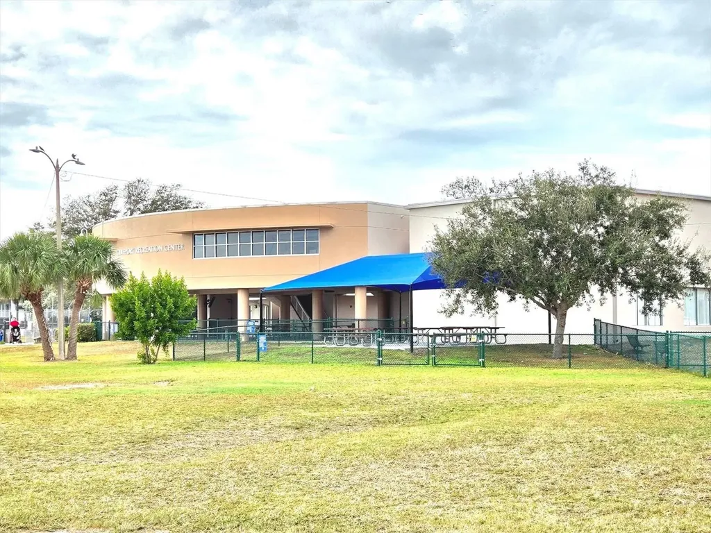 4737 Del Rio Way S Gulfport FL 33711