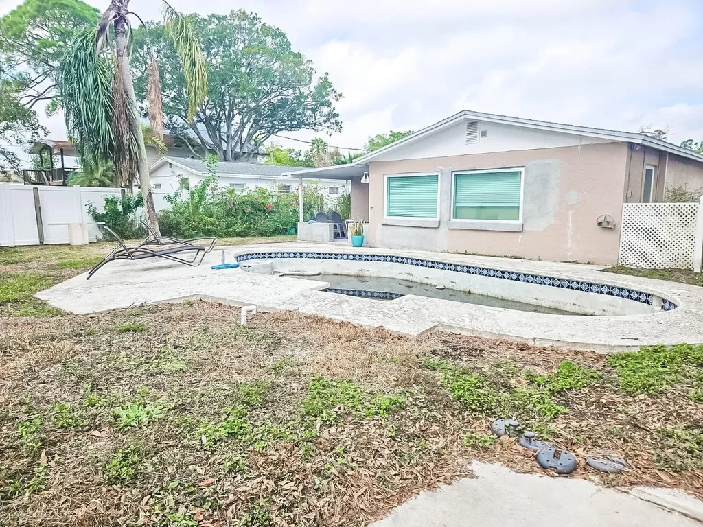 232 84th Avenue NE St Petersburg FL 33702