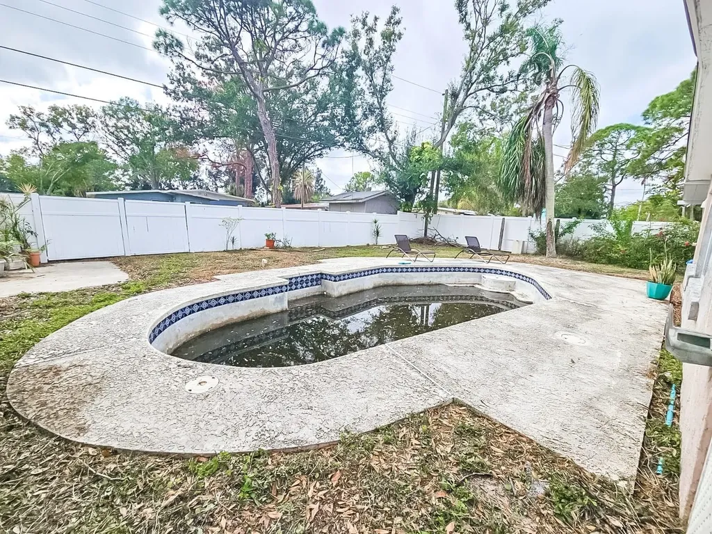 232 84th Avenue NE St Petersburg FL 33702