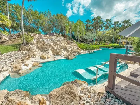 00690 Cond Treasure Point Vega Alta PR 00692