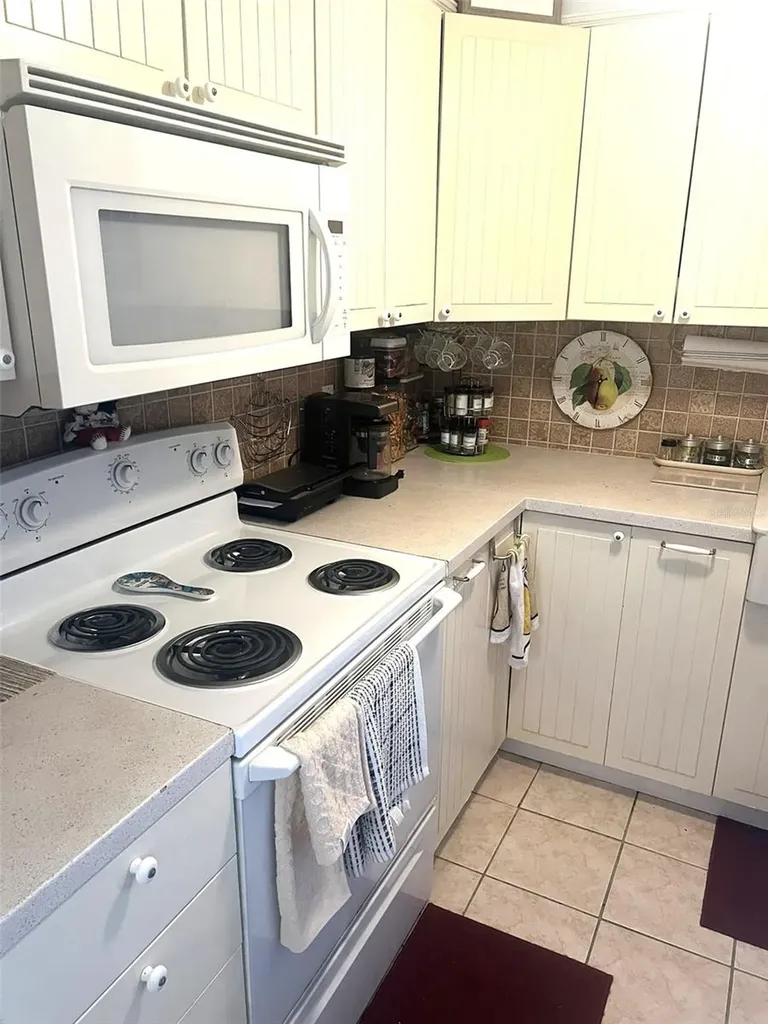 1000 79th Avenue N St Petersburg FL 33702