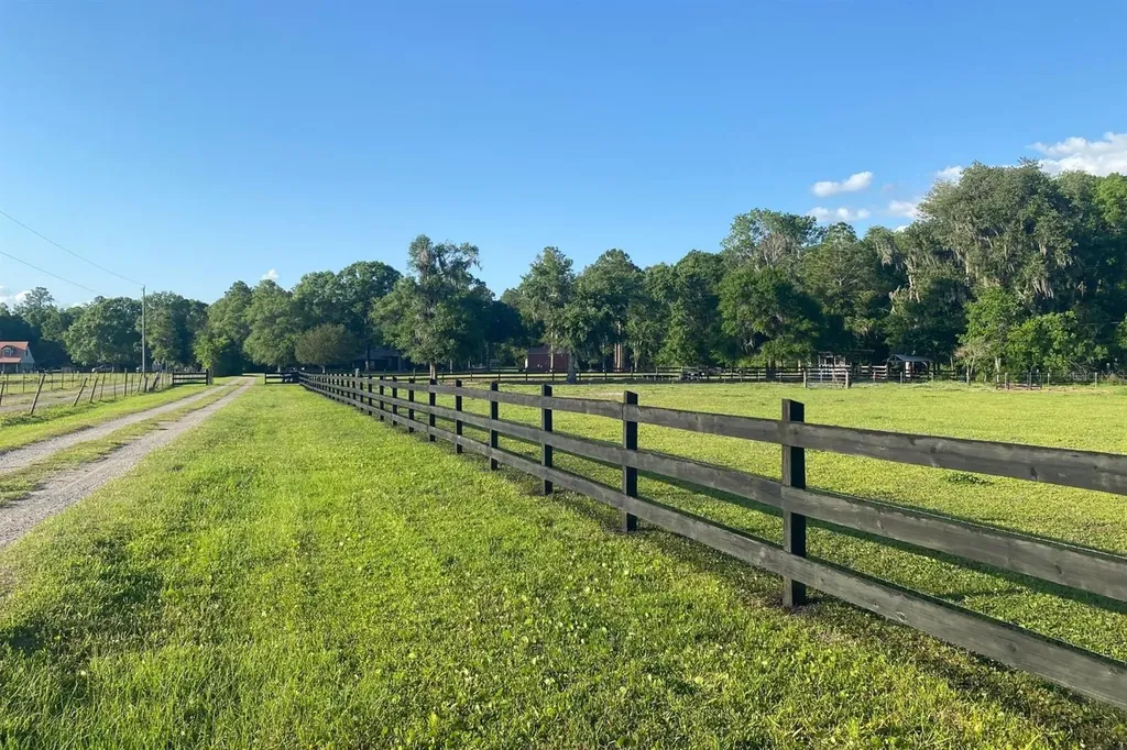 2527 NW County Road 225 Lawtey FL 32058
