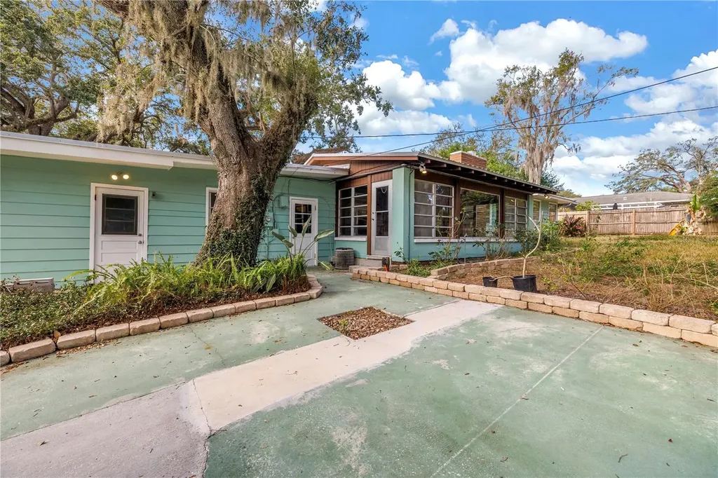 1019 Woodcrest Avenue Clearwater FL 33756