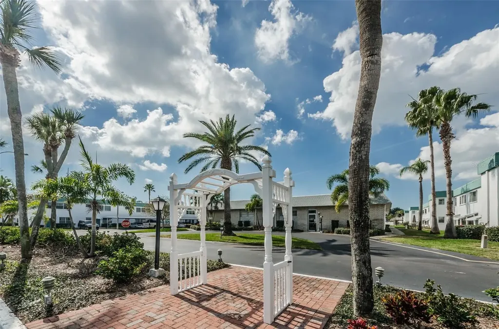 5267 81st Street N St Petersburg FL 33709