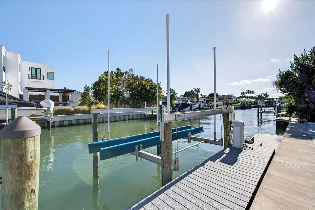 562 Ranger Lane Longboat Key FL 34228