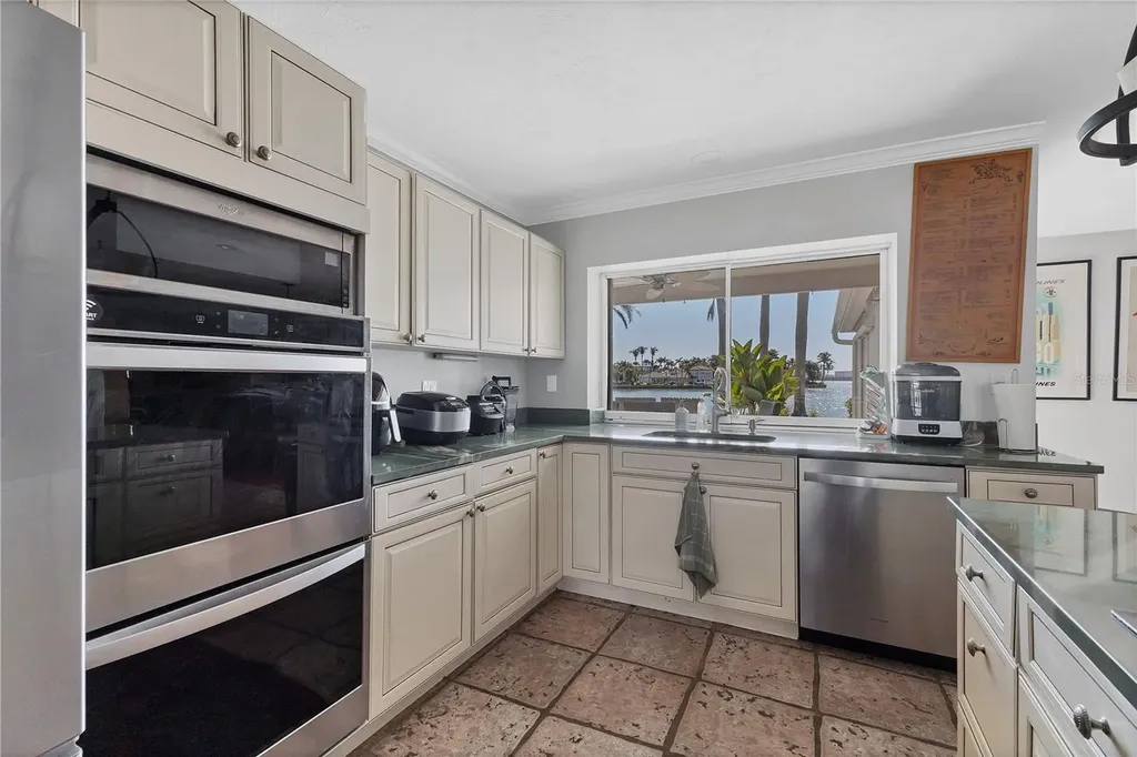 102 Seagull Lane Sarasota FL 34236