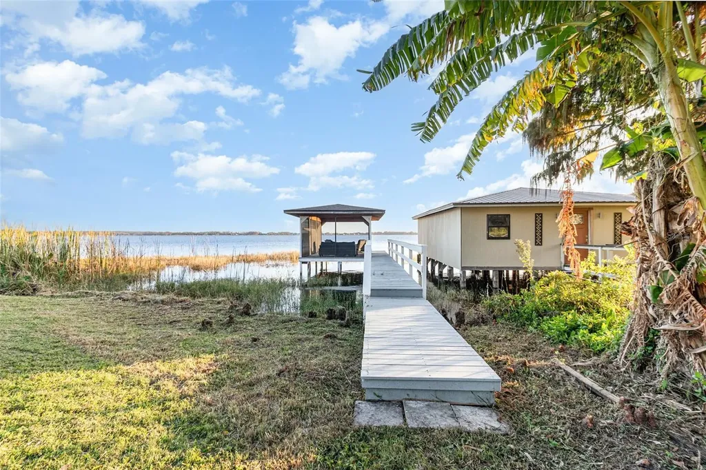 1099 Grove Avenue Mount Dora FL 32757