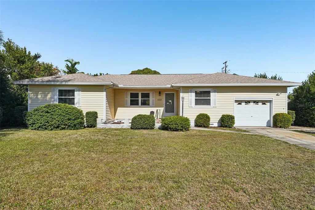 6221 Dartmouth Avenue N St Petersburg FL 33710