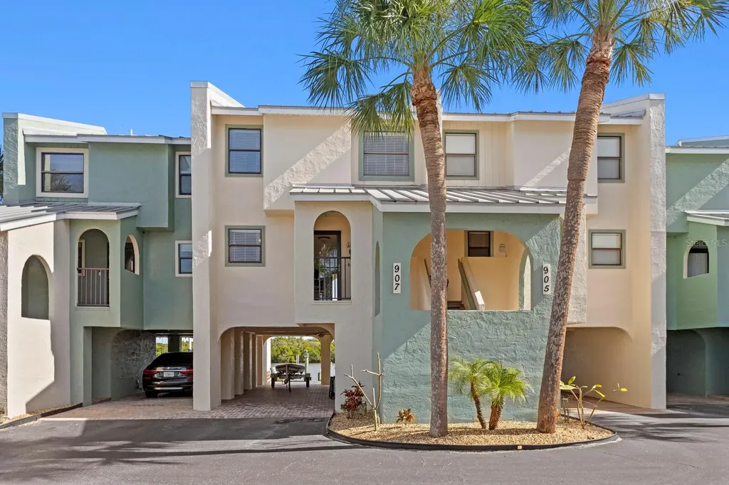 907 Bahia Del Sol Drive Ruskin FL 33570