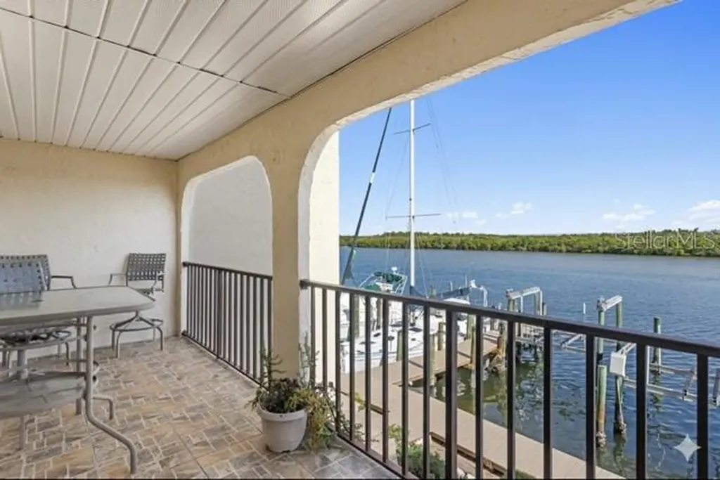 907 Bahia Del Sol Drive Ruskin FL 33570