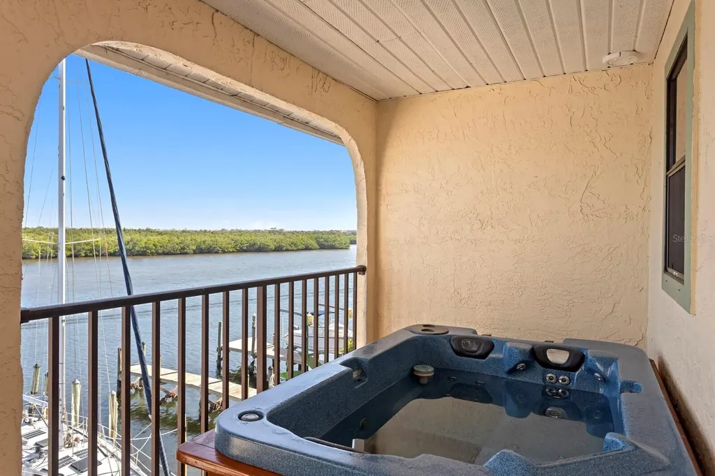 907 Bahia Del Sol Drive Ruskin FL 33570