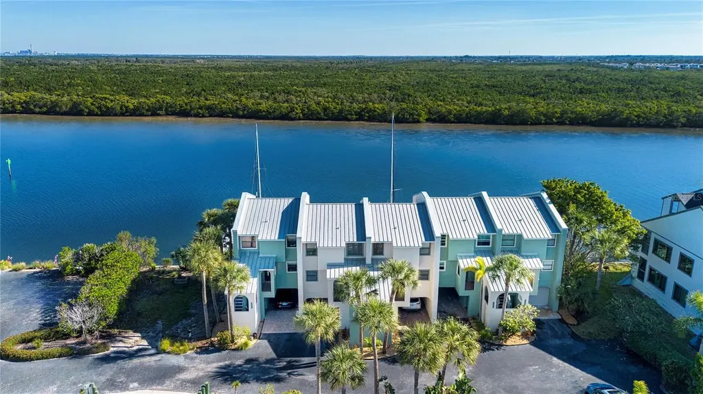 907 Bahia Del Sol Drive Ruskin FL 33570