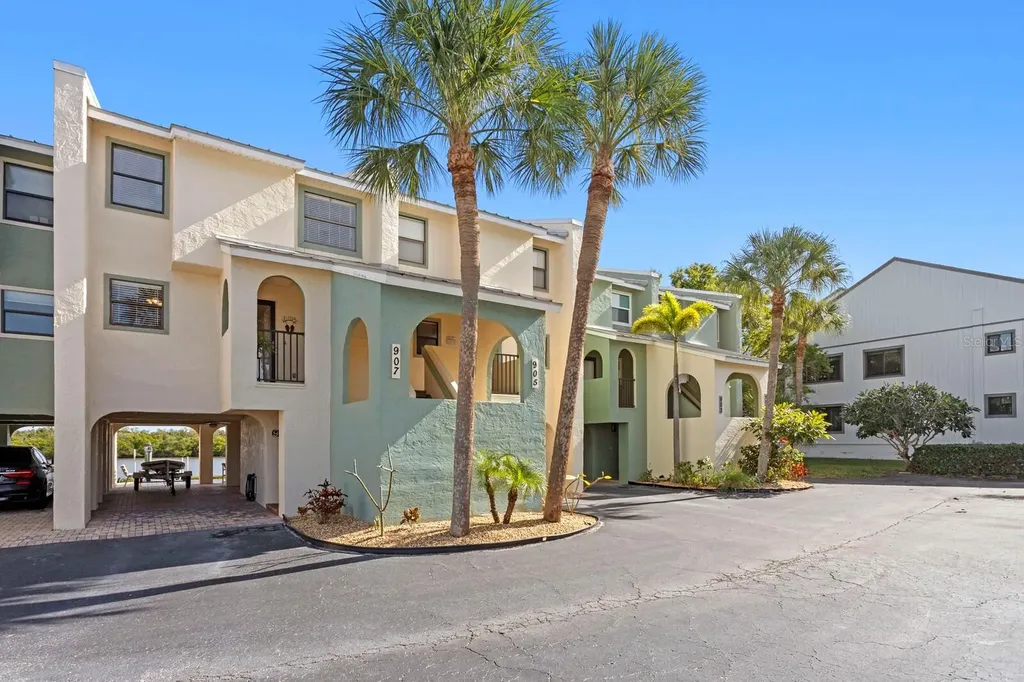 907 Bahia Del Sol Drive Ruskin FL 33570