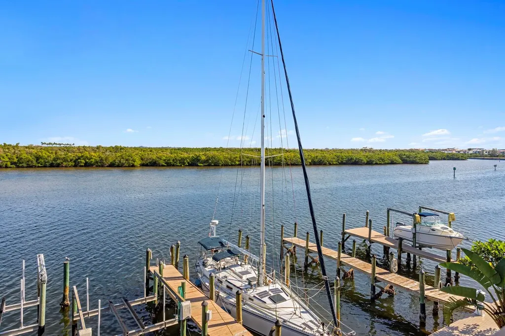 907 Bahia Del Sol Drive Ruskin FL 33570